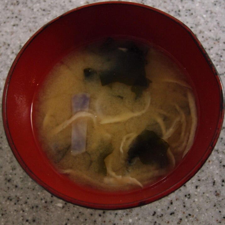 キタムラサキと切干し大根とわかめのお味噌汁